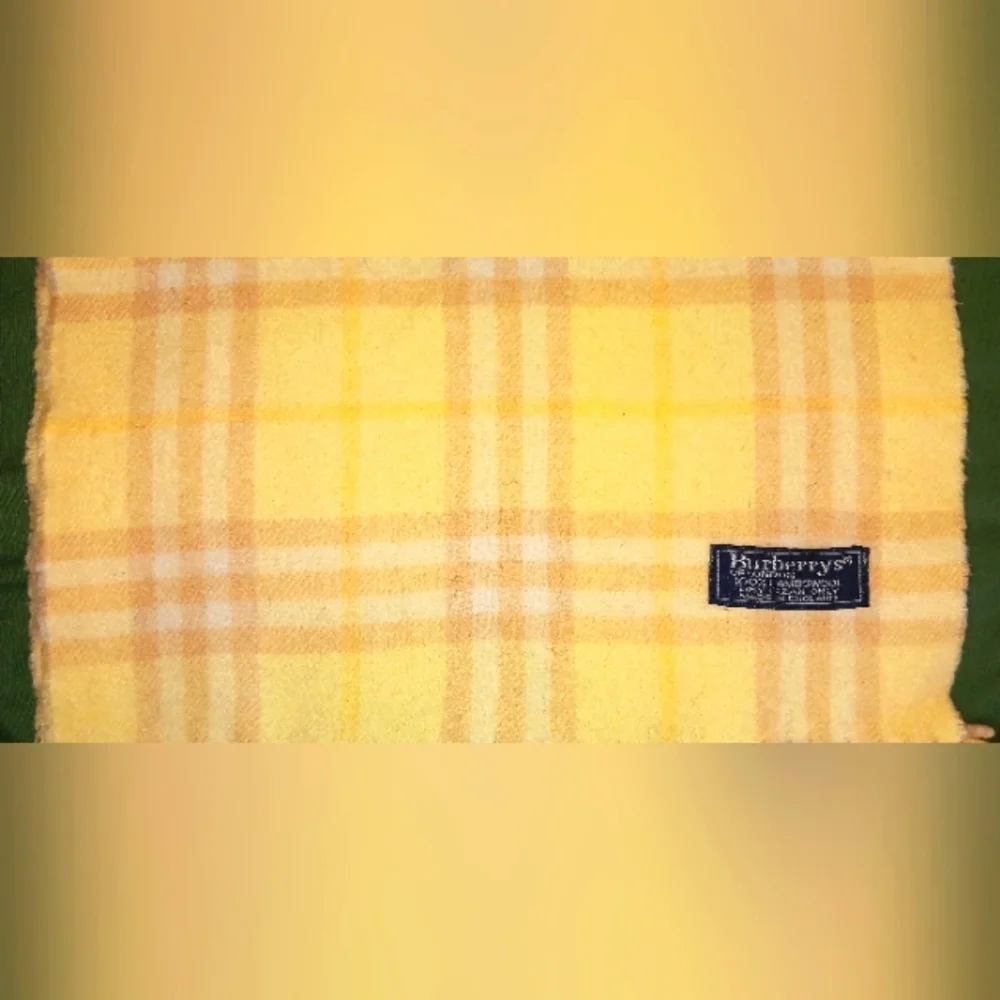 New 100% LambsWool Yellow and Beige Authentic Burberry Scarf - Picture 3 of 4